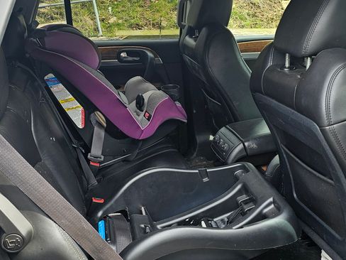 Used 2010 Buick Enclave CXL image 6