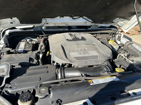 Used 2012 Jeep Wrangler Unlimited Sahara image 13