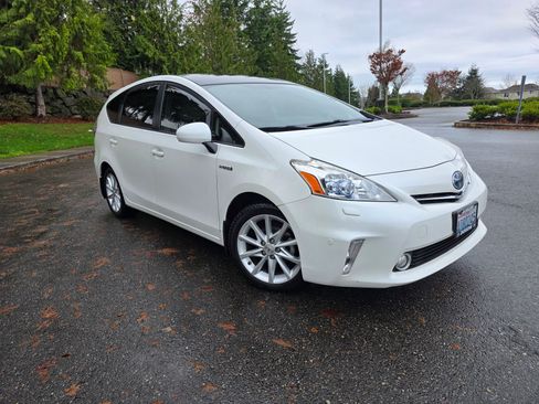 Used 2013 Toyota Prius V Five image 1