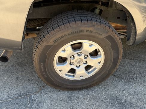 Used 2009 Toyota Tacoma PreRunner w/ TRD Off-Road Pkg w/JBL Audio RWD image 13
