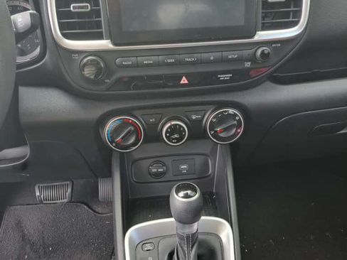 Used 2021 Hyundai Venue SE image 10