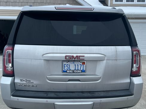 Used 2017 GMC Yukon SLT image 2