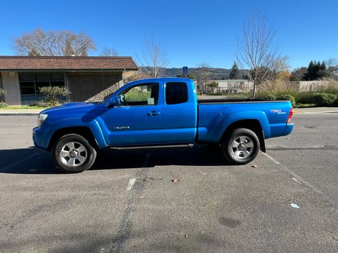 Used 2006 Toyota Tacoma PreRunner image 2