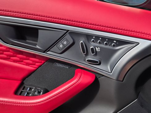 Used 2022 Jaguar F-TYPE R image 5