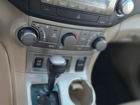 Used 2012 Toyota Highlander SE image 19
