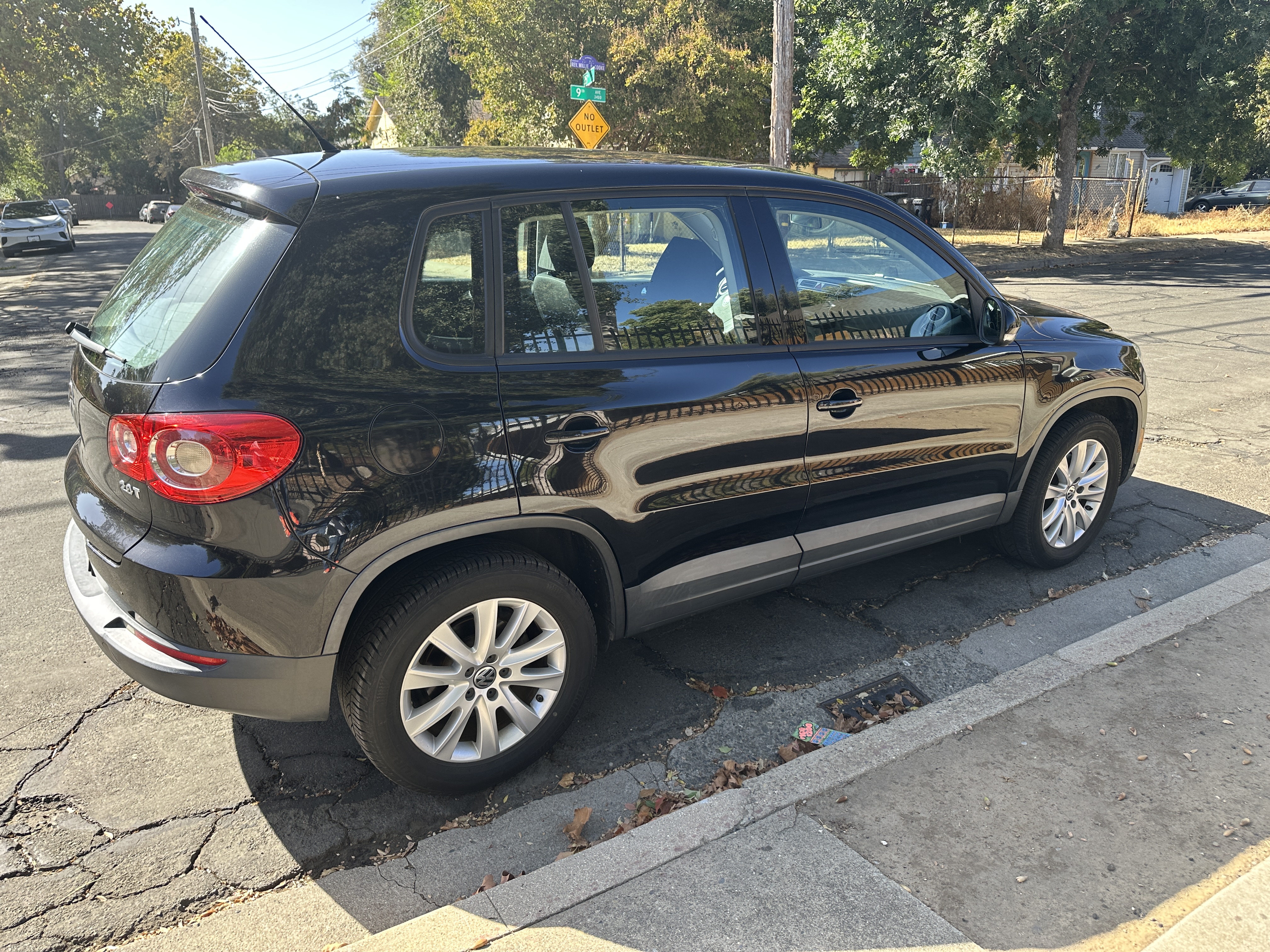 Used 2009 Volkswagen Tiguan S FWD image 9