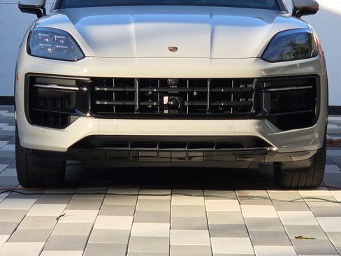 Used 2025 Porsche Cayenne GTS image 1