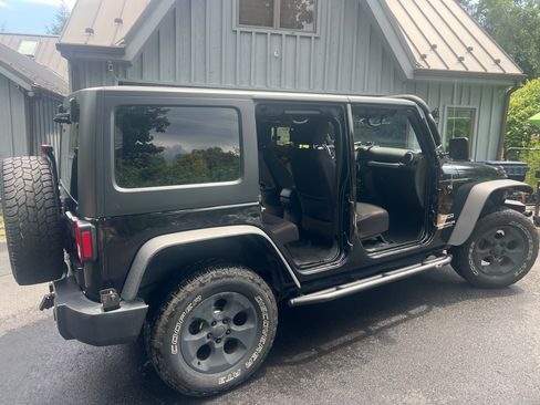 Used 2015 Jeep Wrangler Unlimited Sport w/ Connectivity Group AWD/4WD image 8