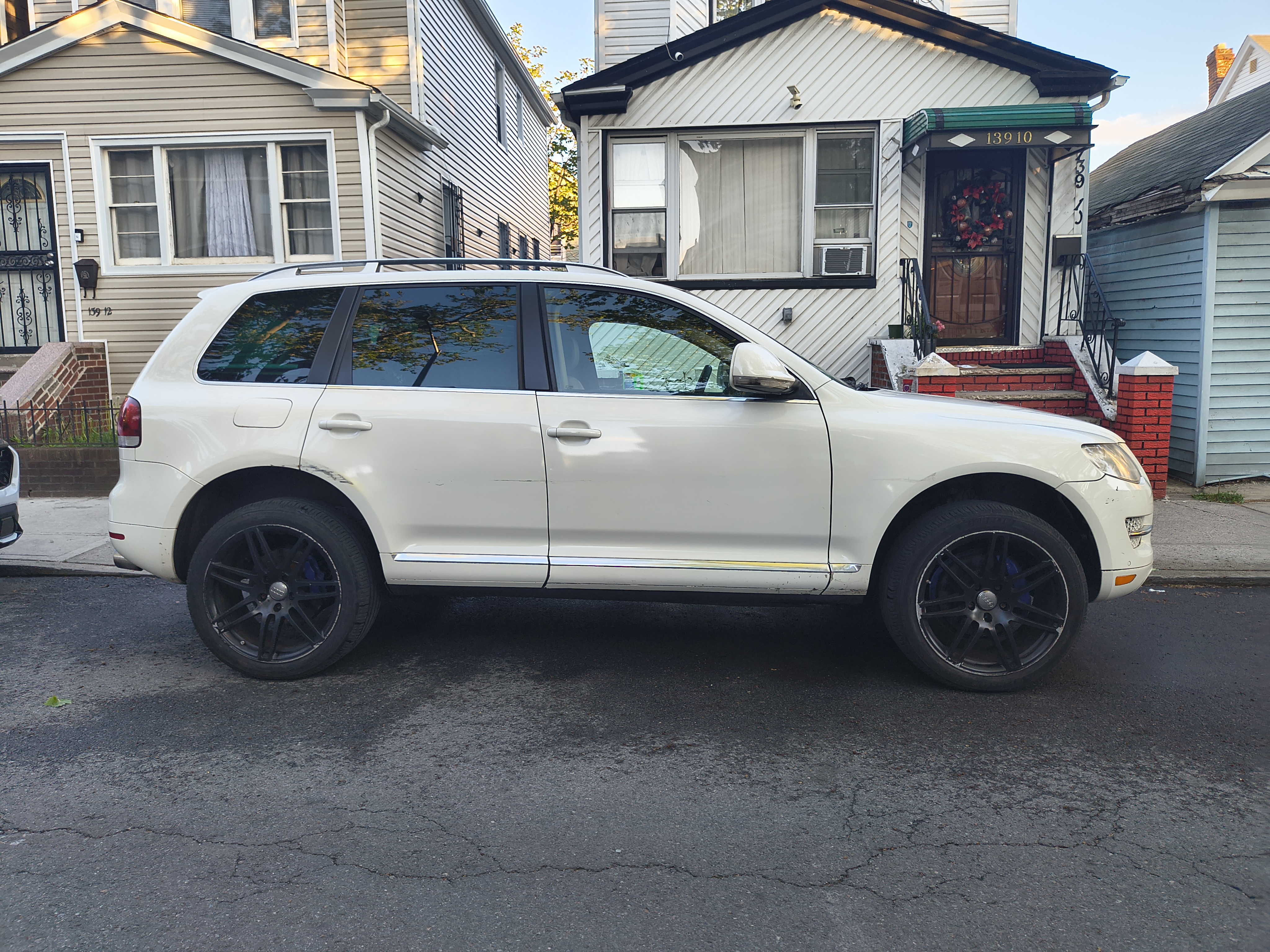 Used 2009 Volkswagen Touareg VR6 AWD/4WD image 1
