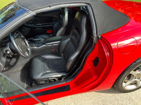 Used 2001 Chevrolet Corvette Convertible w/ Preferred Equipment Group1 RWD image 11