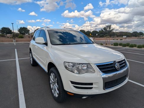 Used 2010 Volkswagen Touareg TDI image 13
