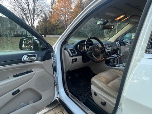 Used 2021 Jeep Grand Cherokee Limited image 14