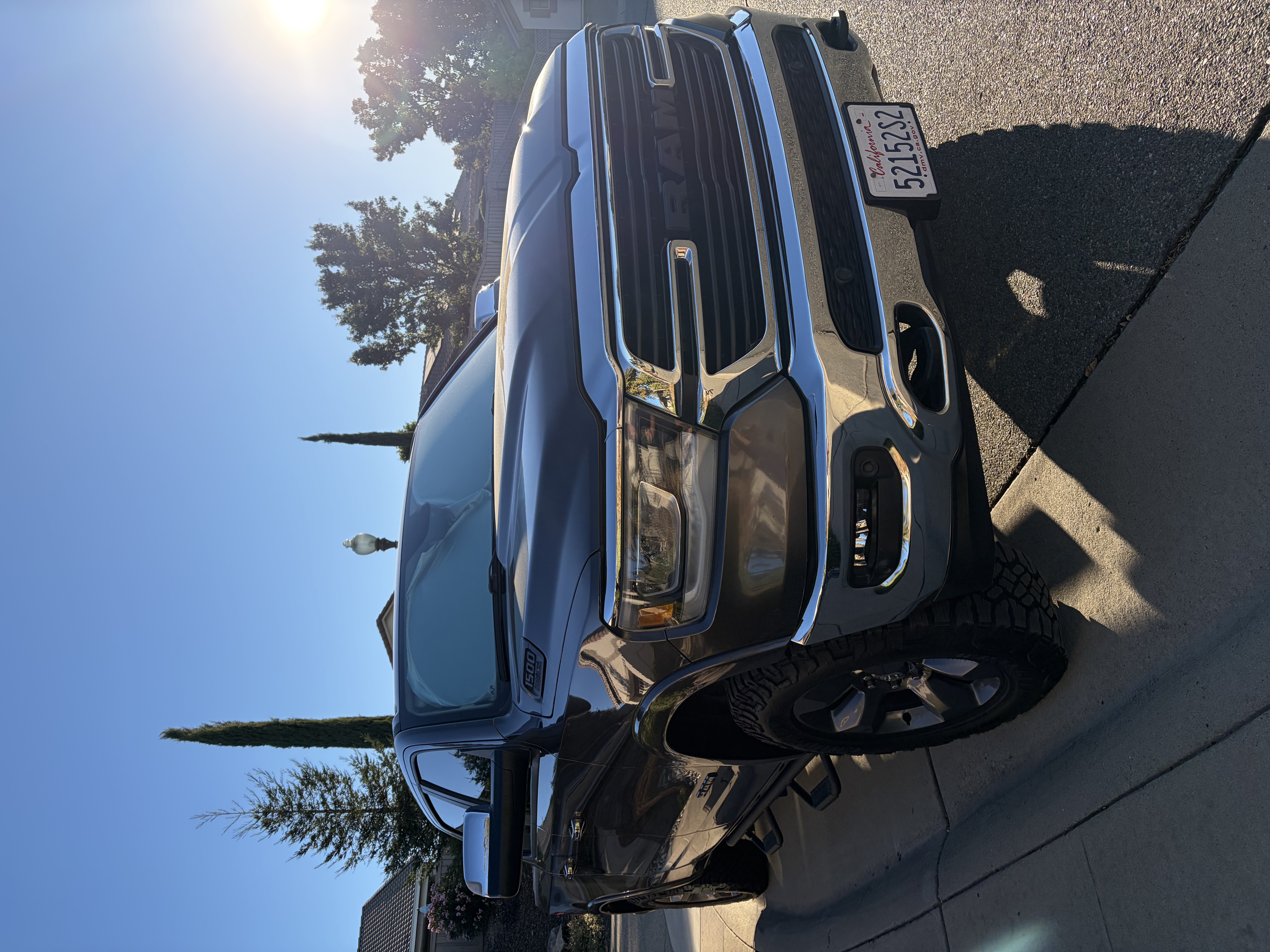 Used 2019 RAM 1500 Laramie AWD/4WD image 1