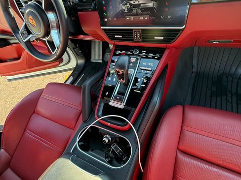 Used 2023 Porsche Cayenne Platinum Edition image 10
