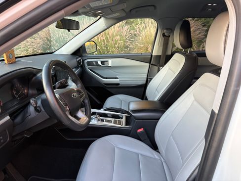 Used 2021 Ford Explorer XLT w/ Equipment Group 202A image 6