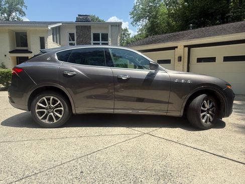Used 2020 Maserati Levante S AWD/4WD image 2