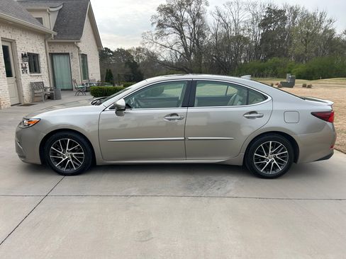 Used 2016 Lexus ES 350 350 Sedan 4D w/ Luxury Package w/Wood Trim image 2