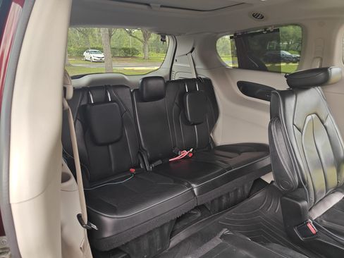 Used 2018 Chrysler Pacifica Limited w/ Tire & Wheel Group FWD image 13