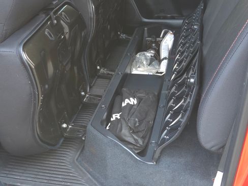 Used 2016 Toyota Tacoma TRD Sport image 11