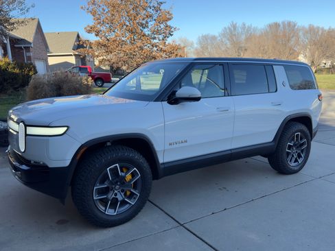 Used 2023 Rivian R1S Adventure image 1