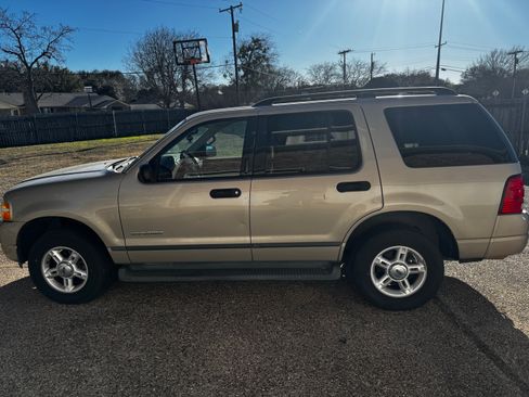 Used 2004 Ford Explorer Sport XLT image 2