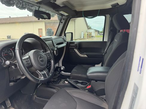 Used 2017 Jeep Wrangler Unlimited Sahara w/ Connectivity Group AWD/4WD image 6