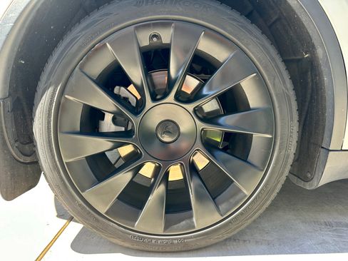 Used 2022 Tesla Model Y Long Range image 28