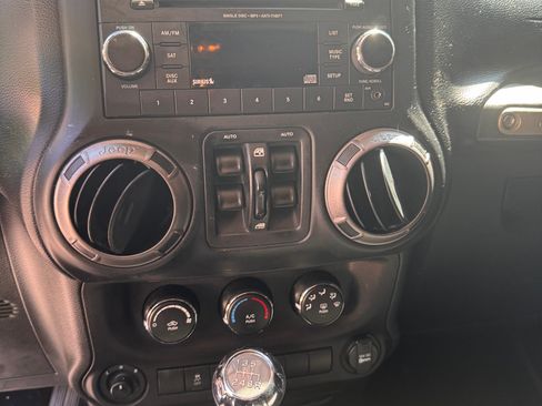 Used 2018 Jeep Wrangler Unlimited Sport AWD/4WD image 13