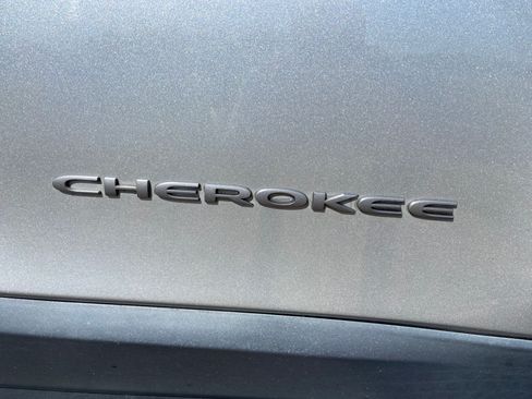 Used 2018 Jeep Cherokee Trailhawk w/ Comfort/Convenience Group AWD/4WD image 12