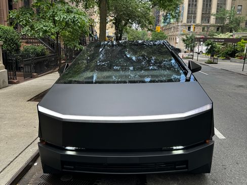 Used 2024 Tesla Cybertruck AWD Crew Cab image 4