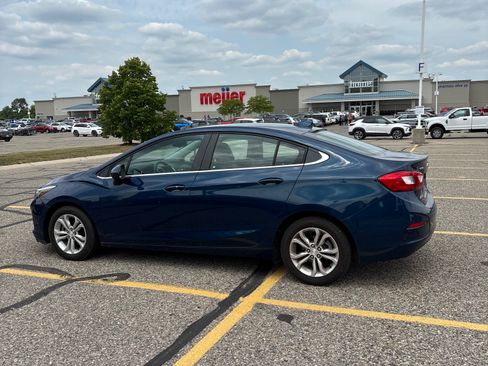 Used 2019 Chevrolet Cruze LT w/ Convenience Package FWD image 12