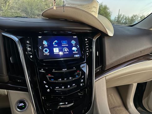 Used 2016 Cadillac Escalade Luxury image 8