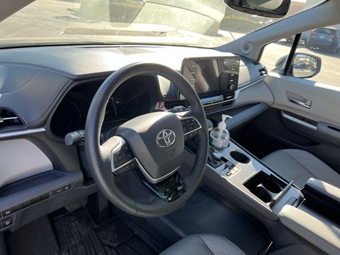 Used 2023 Toyota Sienna Limited image 9