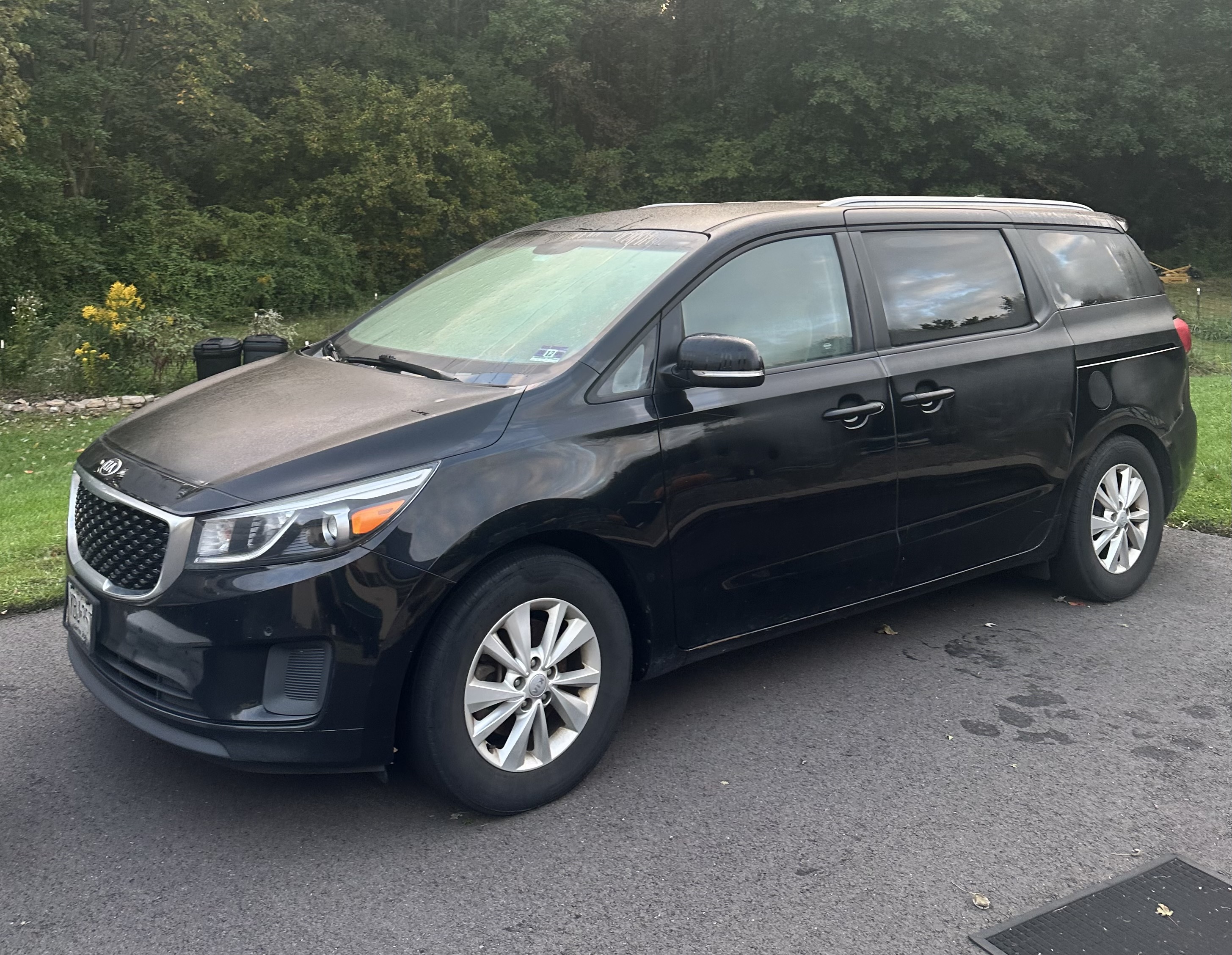 Used 2017 Kia Sedona LX w/ LX Essentials Premium Package FWD image 1