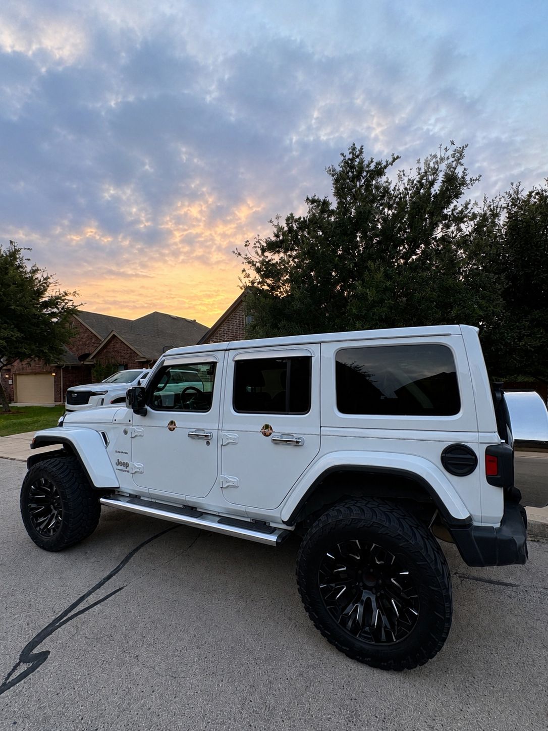 Used 2019 Jeep Wrangler Unlimited Sahara AWD/4WD image 9