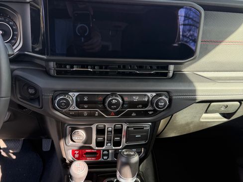 Used 2025 Jeep Wrangler Unlimited Rubicon image 11