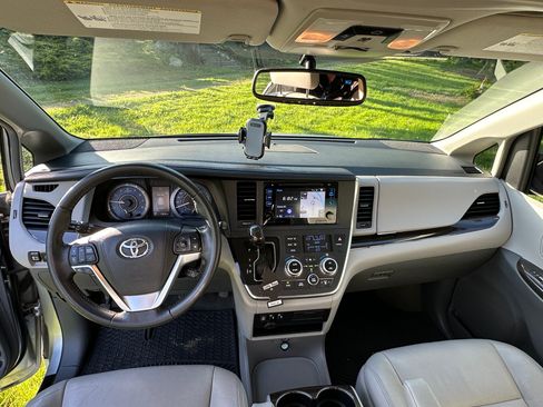 Used 2017 Toyota Sienna AWD image 6