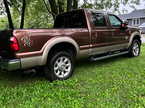 Used 2011 Ford F250 Lariat w/ Chrome Pkg image 2