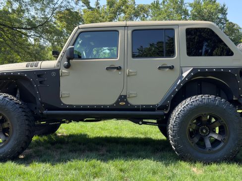 Used 2017 Jeep Wrangler Unlimited Rubicon w/ Connectivity Group image 8