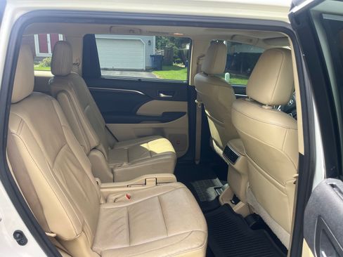Used 2016 Toyota Highlander Limited AWD/4WD image 10