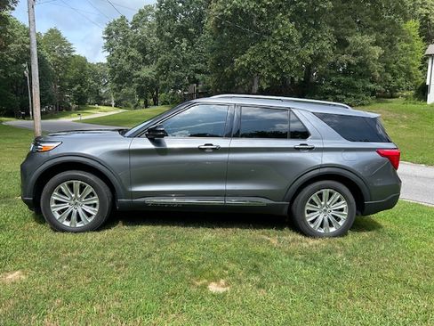 Used 2022 Ford Explorer Limited w/ Hybrid Equipment Group 310A AWD/4WD image 2