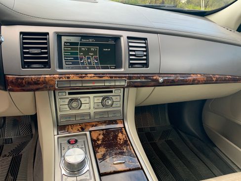 Used 2011 Jaguar XF Premium image 13