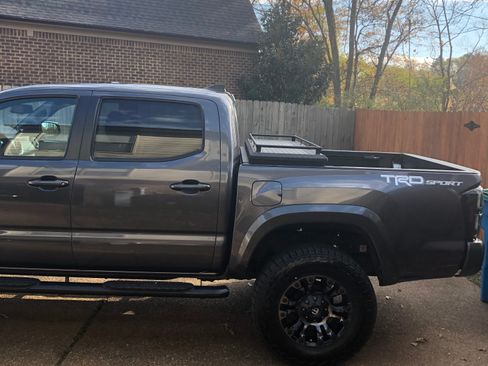 Used 2017 Toyota Tacoma TRD Sport image 10