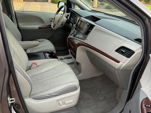 Used 2012 Toyota Sienna Limited w/ Premium Pkg image 12