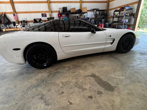 Used 1998 Chevrolet Corvette Coupe w/ Memory Pkg RWD image 9