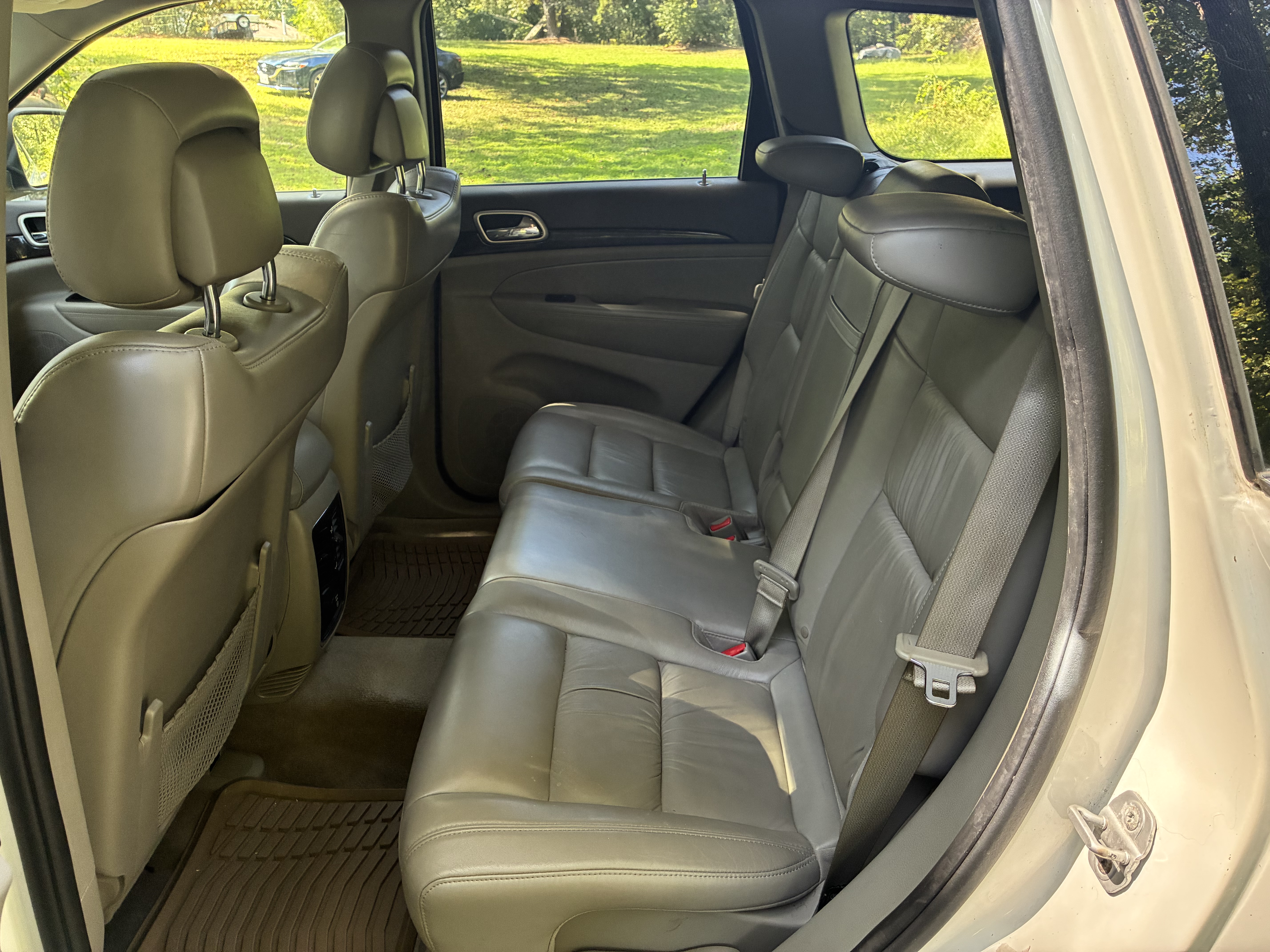 Used 2011 Jeep Grand Cherokee Laredo AWD/4WD image 9