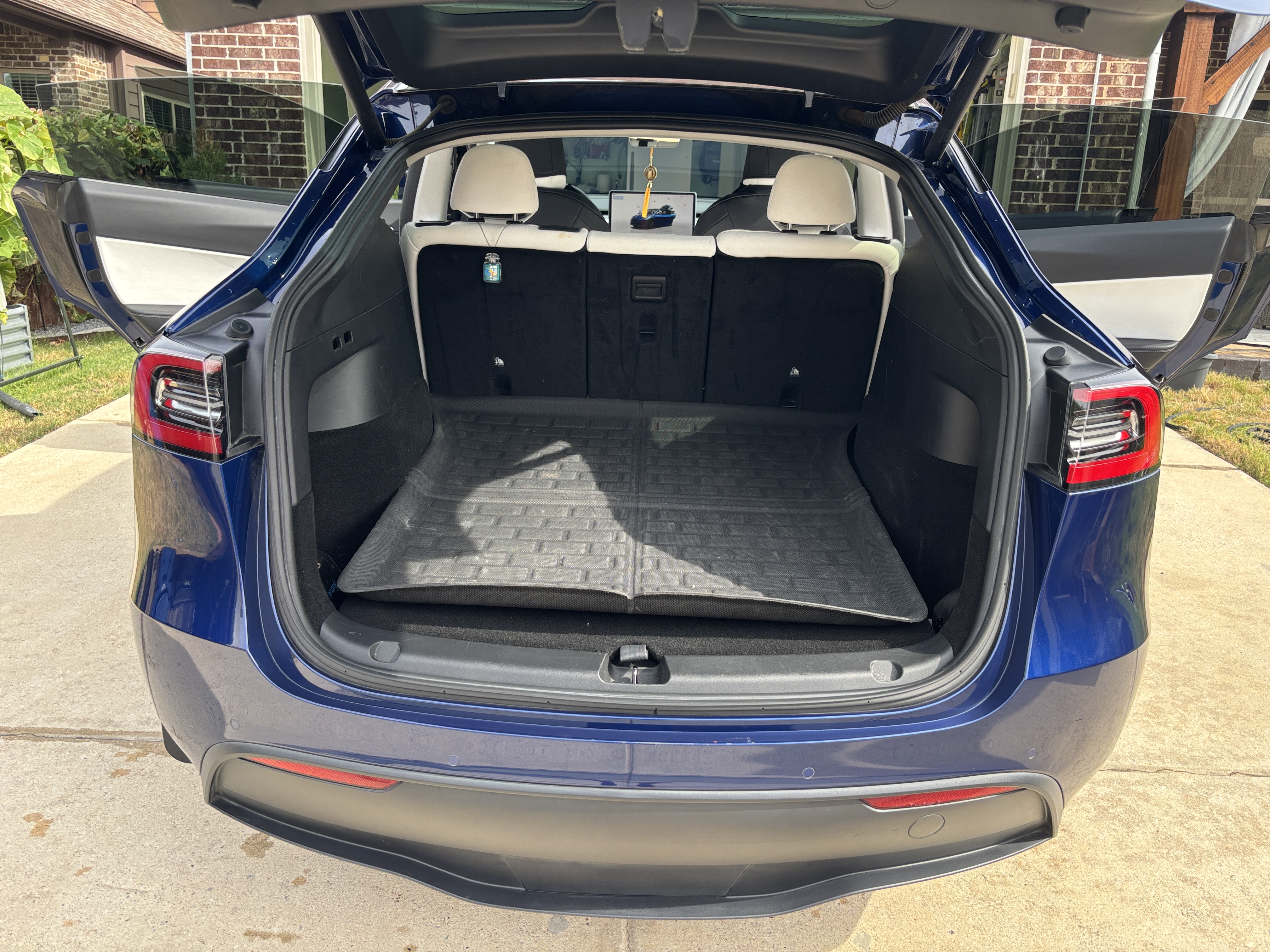 Used 2022 Tesla Model Y Long Range AWD/4WD image 2
