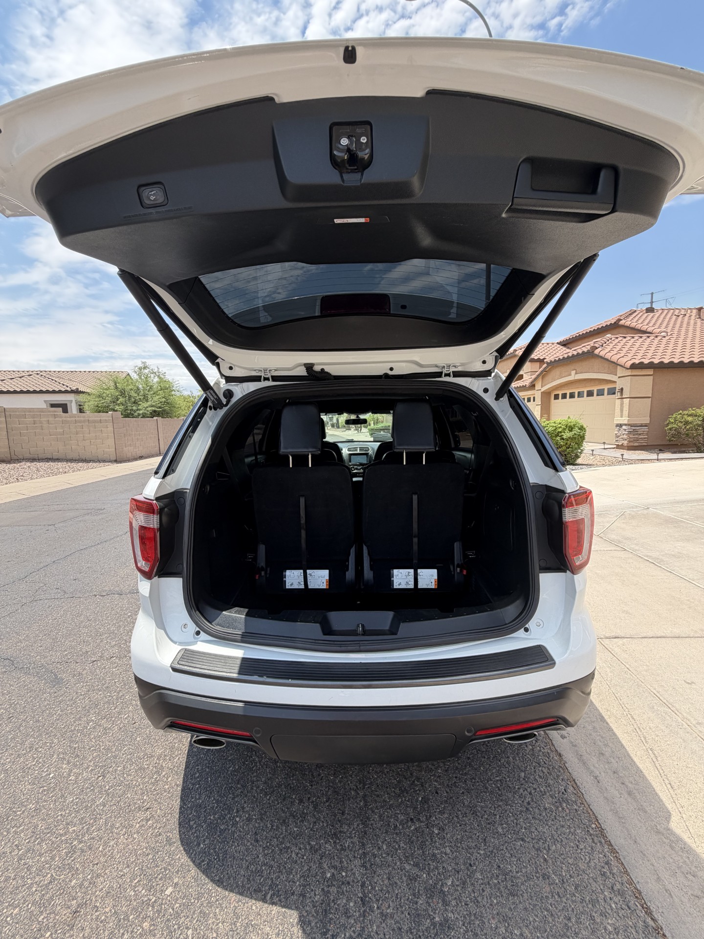 Used 2018 Ford Explorer XLT w/ Equipment Group 202A FWD image 11