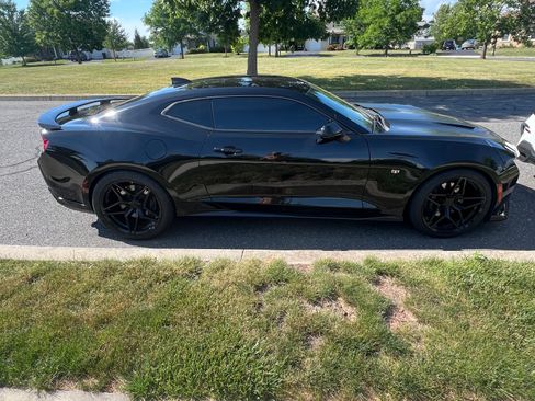Used 2018 Chevrolet Camaro SS w/ LPO, Ground Effects Package RWD image 8