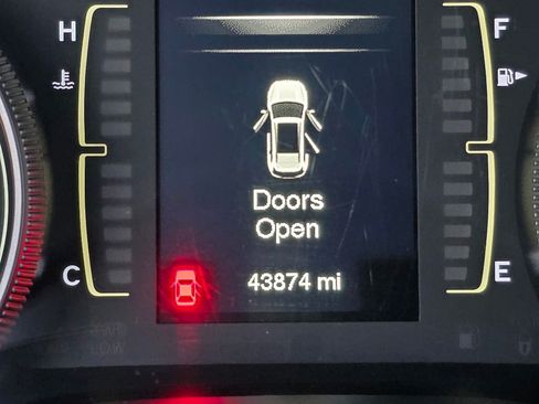 Used 2018 Jeep Cherokee Latitude w/ Altitude Package image 13